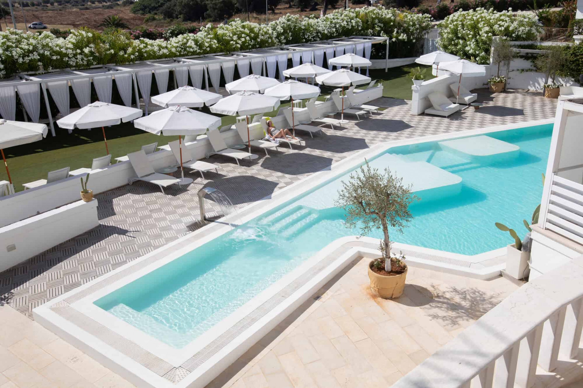 Piscina y tumbonas en el hotel boutique Bianco Riccio Suite Hotel en Puglia 